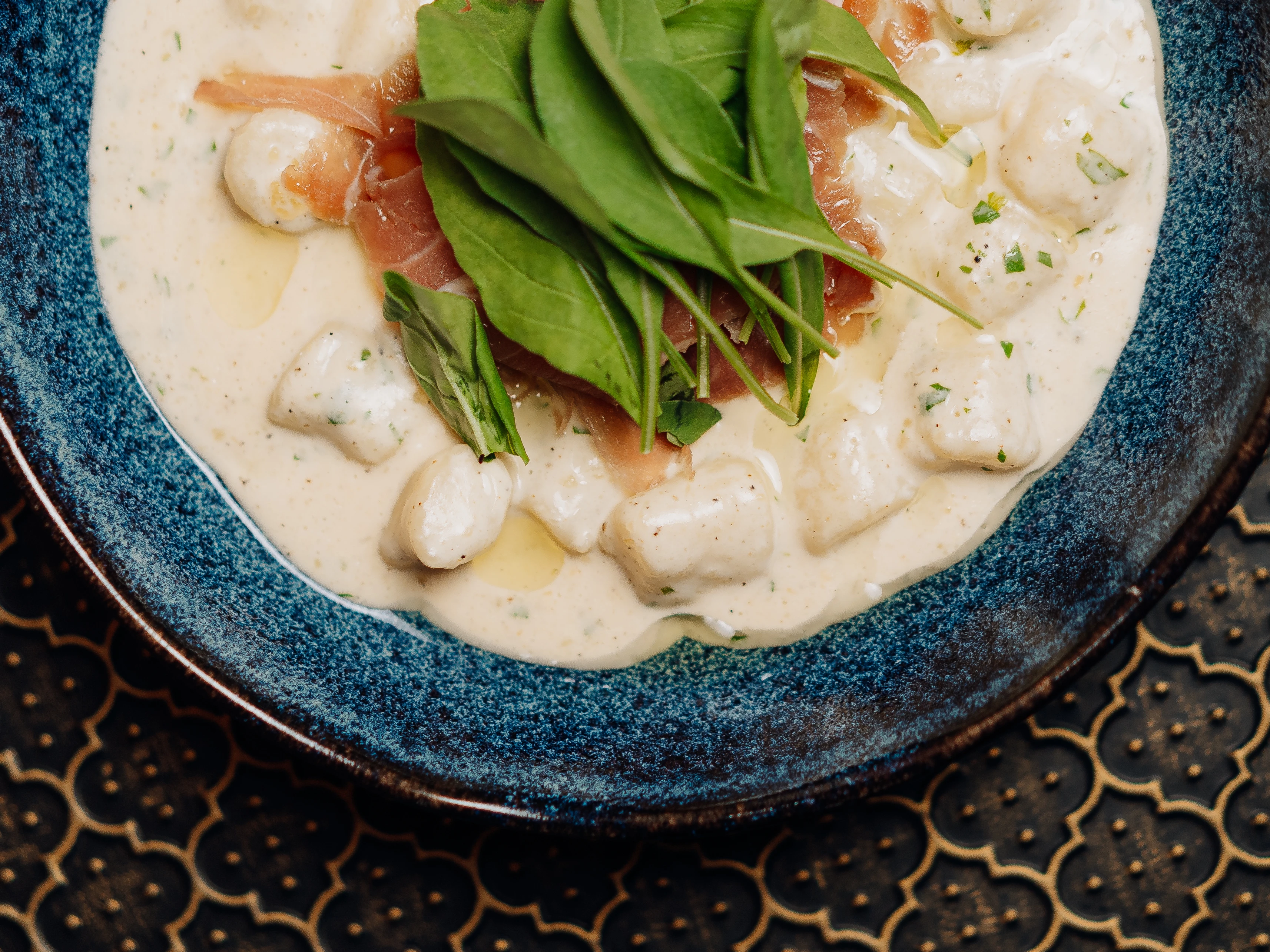 Gnocchi parma e rúcula com azeite trufado