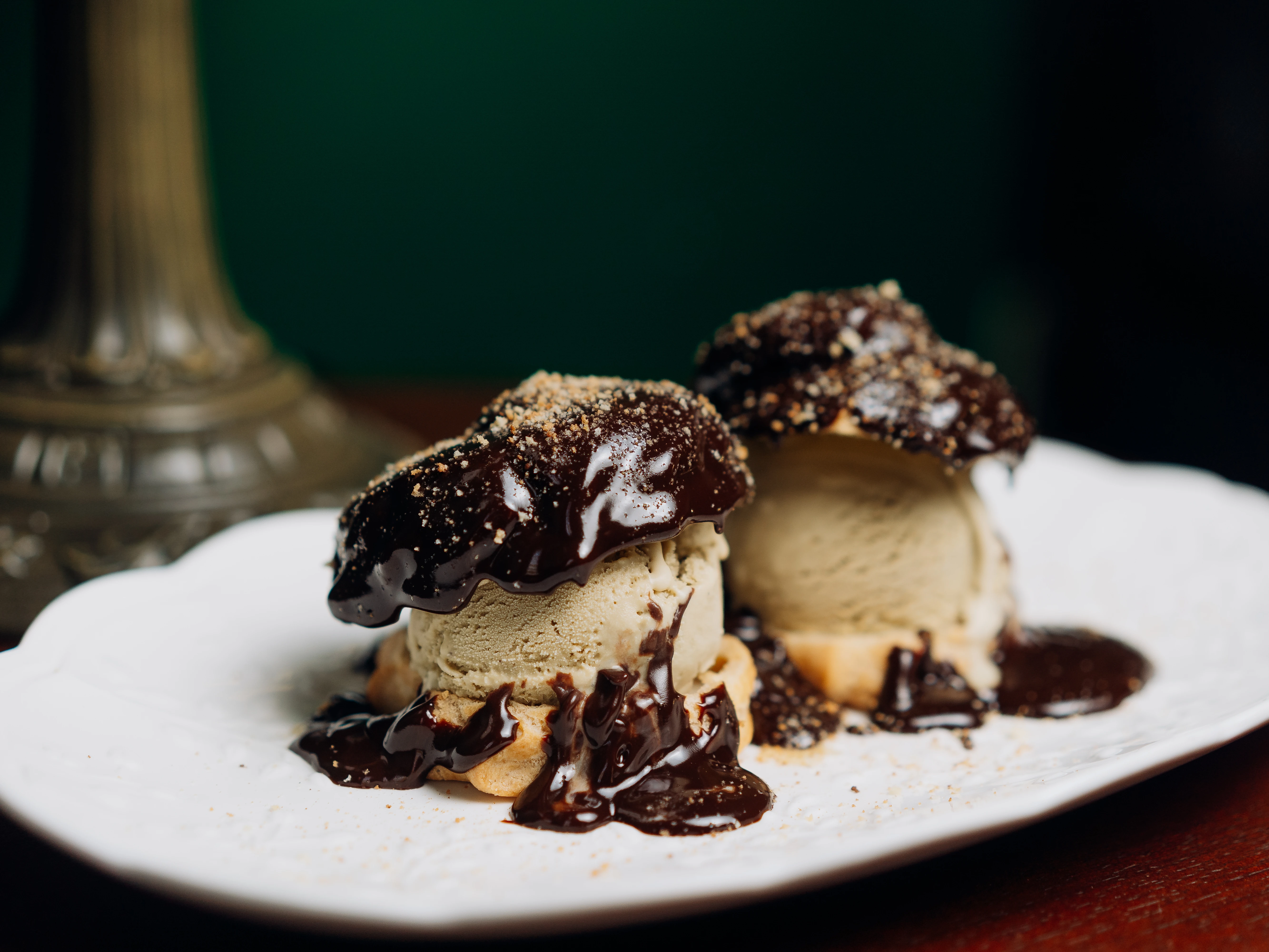Profiteroles com gelato italiano Borelli de pistache e calda de chocolate