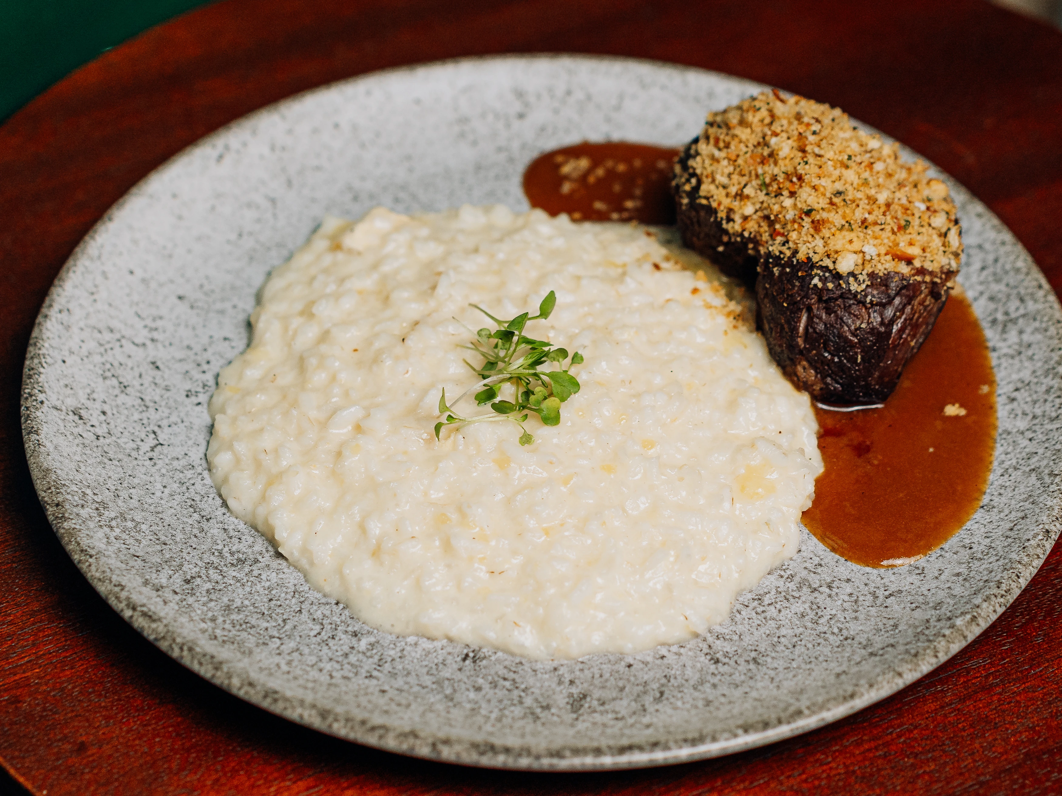 Filé em crosta com risoto de brie